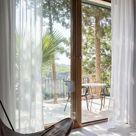 Gillham Vineyard Hotel