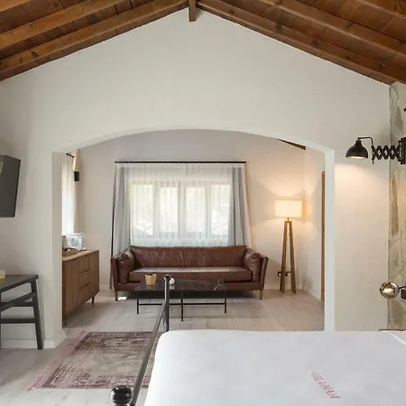 Gillham Vineyard Hotel 5*