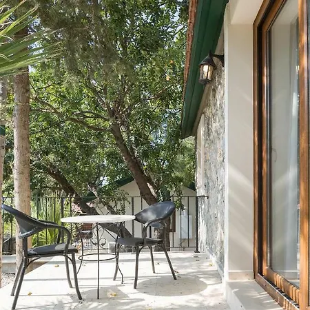 Gillham Vineyard Hotel